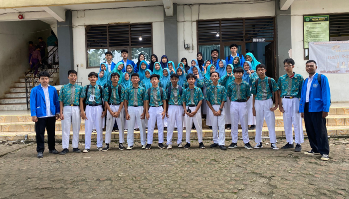 Meningkatkan Kesadaran Finansial Generasi Muda Melalui Sharing Knowledge Edukasi Bijak Berinvestasi Di Era Digital Untuk Siswa SMPIT Al-Ansori