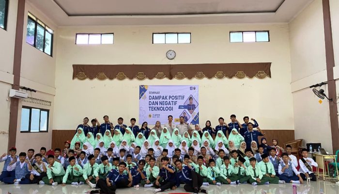 HMTI UBSI Gelar Seminar “Dampak Positif dan Negatif Teknologi” Bersama SMPIT Aqidah