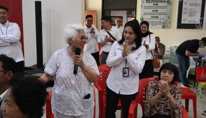 Warnai Peringatan HUT ke-26, PLN Icon Plus Gelar Bakti Sosial di Panti Werdha Theodora Makassar